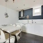 Modern Apartment Eiffel Tower