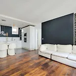 Modern Apartment Eiffel Tower